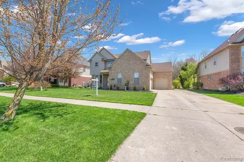28818 Coleridge St, Harrison Township, MI 48045
