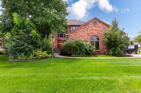 186 Windrift Ln, Rochester Hills, MI 48307