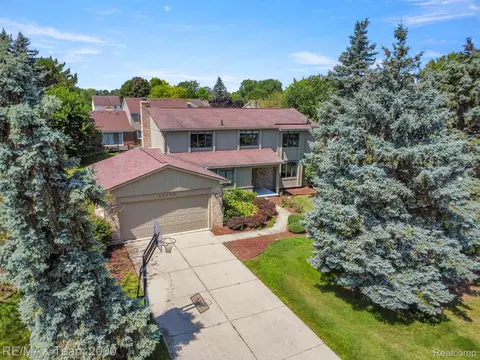 30133 Southampton Ln, Farmington Hills, MI 48331