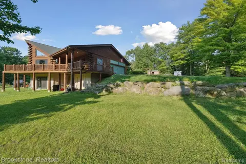 2855 Birch Grove Crt Ct, Addison, MI 48370
