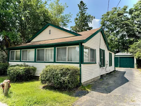 1742 Beechmont St, Keego Harbor, MI 48320