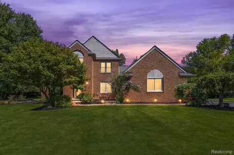 10161 Longford Dr, Green Oak, MI 48178