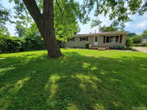 4673 Lindholm Dr, White Lake, MI 48383