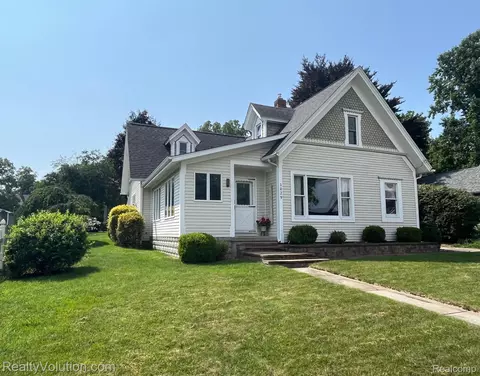 1029 N Saginaw St, Lapeer, MI 48446