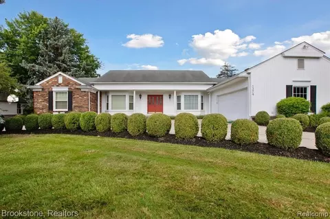 5374 Vincennes Dr, Bloomfield Hills, MI 48302