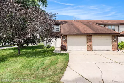 29032 Tiffany Dr E, Southfield, MI 48034
