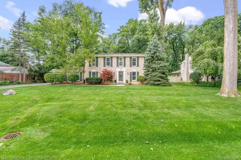 3023 Kingsley Dr, Troy, MI 48084