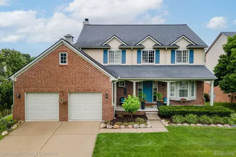 2029 Dover Dr, Wixom, MI 48393