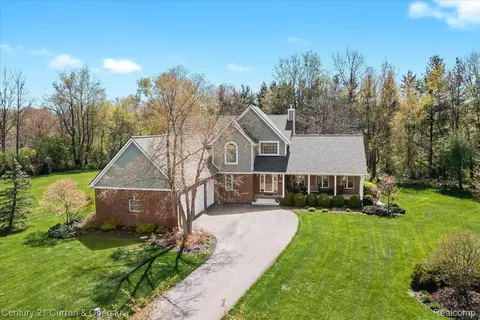 9810 Goldfinch Crt Ct, Saline, MI 48176