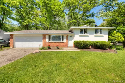 7560 Glascott Ave, West Bloomfield, MI 48323