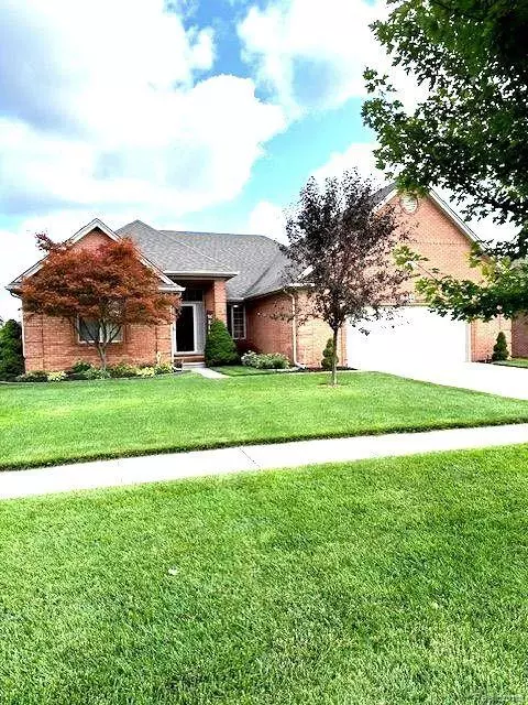 21623 Summerfield Dr, Macomb, MI 48044