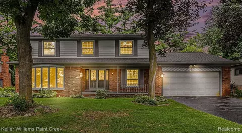 2952 Walmsley Circle Dr, Lake Orion, MI 48360