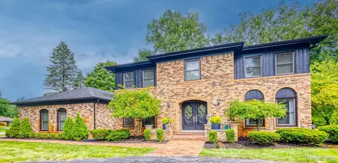 6211 Saint James Dr, West Bloomfield, MI 48322
