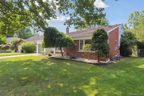 29637 Ravine Dr, Livonia, MI 48152