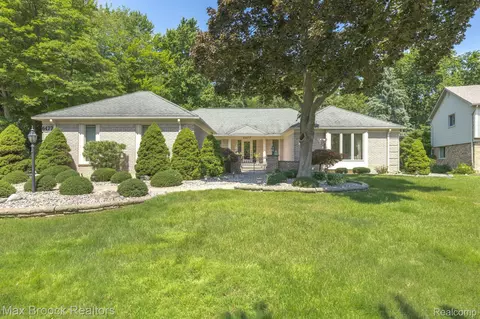 6477 Glyndebourne Dr, Troy, MI 48098