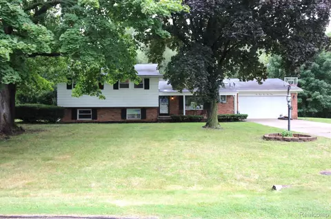 28838 Ravenwood St, Farmington Hills, MI 48334