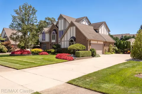 1933 Knoll Crt Ct, Troy, MI 48098