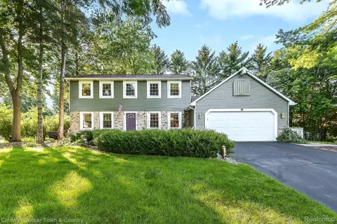 7147 Winding Trl, Brighton, MI 48116