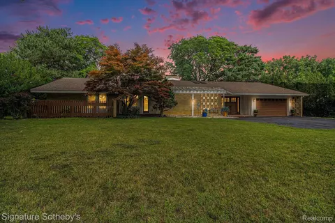 5821 Tabor Dr, West Bloomfield, MI 48322