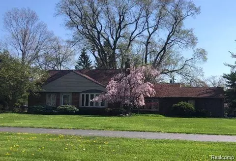 27985 Southpointe Rd, Grosse Ile, MI 48138