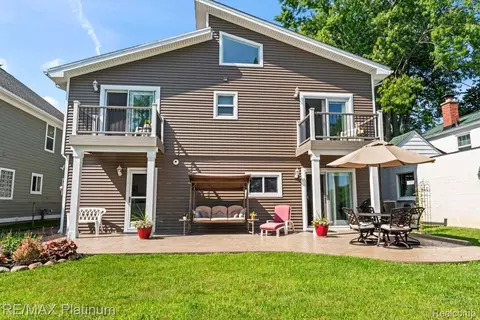 8810 Arlington St, White Lake, MI 48386