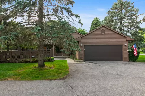 7771 Oakland Plc Pl, Waterford, MI 48327