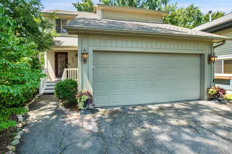 994 Charest Ave, Waterford, MI 48327