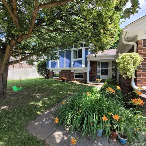 5518 Fox Chase Ln, Independence, MI 48346