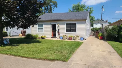 34824 John St, Wayne, MI 48184