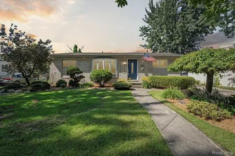 50293 Peggy Ln, Chesterfield, MI 48047