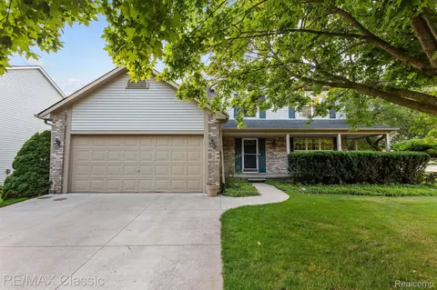 848 Barberry Dr, Milford, MI 48381