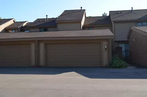 5227 Potomac Run N, West Bloomfield, MI 48322