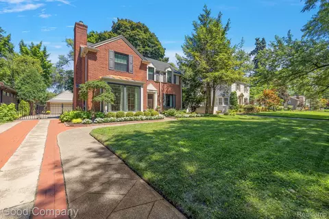 26034 York Rd, Huntington Woods, MI 48070