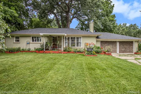 61722 Fairland Dr, Lyon, MI 48178
