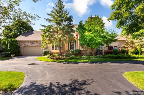 1953 Clearwood Crt Ct, Shelby Township, MI 48316