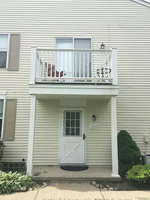 354 Neptune Dr, Walled Lake, MI 48390