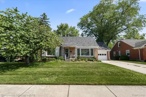 1170 Elford Crt Ct, Grosse Pointe Woods, MI 48236