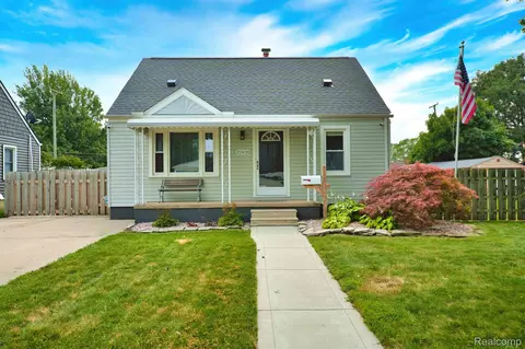 22428 Ridgeway St, Saint Clair Shores, MI 48080