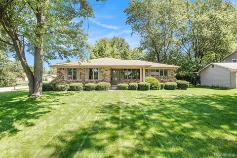 5367 Sturbridge Rd, Grand Blanc, MI 48439
