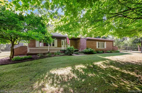 22880 Clarkshire Dr, Lyon, MI 48178