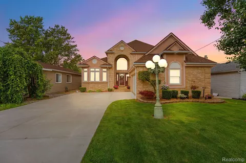 45991 Edgewater Dr, Chesterfield, MI 48047