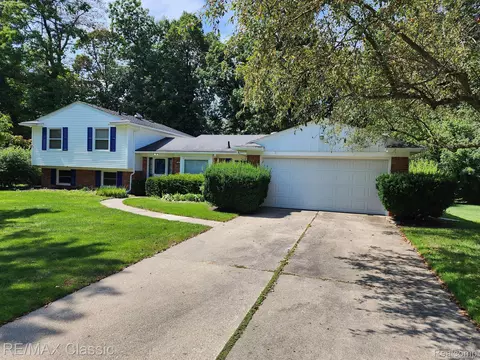 473 Fox River Dr, Bloomfield Hills, MI 48304