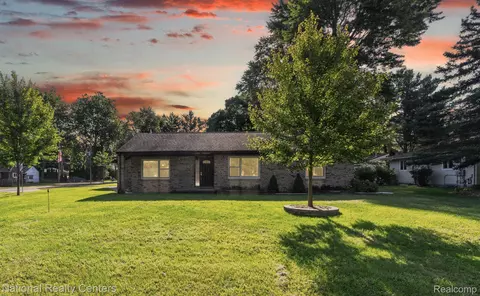 780 Globe Rd, Waterford, MI 48328