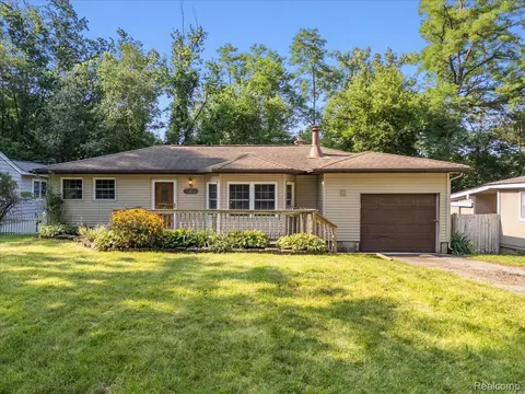 10460 Kenrich Dr, Green Oak, MI 48116