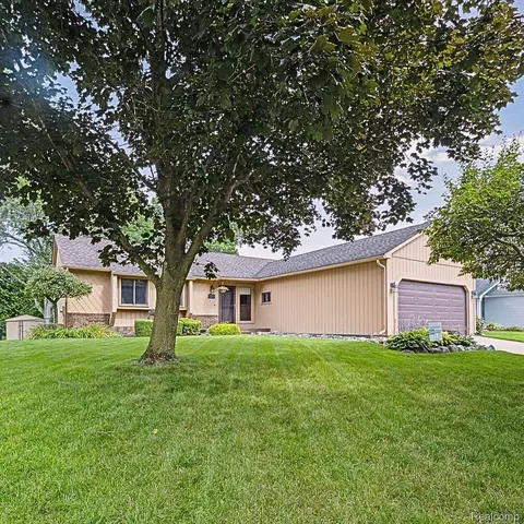 324 Woodlake Dr, Brighton, MI 48116