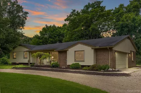 3090 Lake George Rd, Oakland, MI 48363