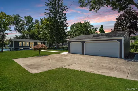 8395 Cooley Beach Dr, White Lake, MI 48386