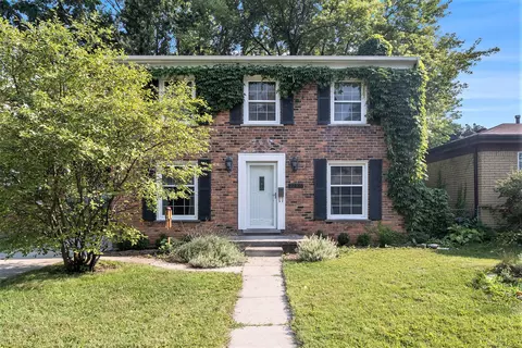 22911 Clairwood St, Saint Clair Shores, MI 48080