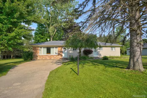 4671 Rochester Rd, Dryden, MI 48428