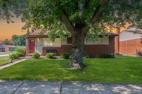 30852 Mackenzie Dr, Westland, MI 48185